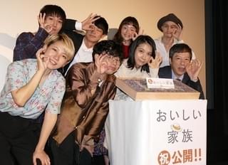 松本穂香とふくだももこ監督、「おいしい家族」初日に感動の抱擁