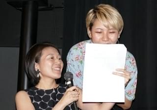 松本穂香とふくだももこ監督、「おいしい家族」初日に感動の抱擁