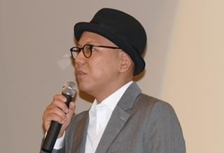 宮本浩次、主題歌提供した「宮本から君へ」舞台挨拶にサプライズ登場！赤いバラを手に