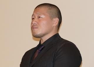 宮本浩次、主題歌提供した「宮本から君へ」舞台挨拶にサプライズ登場！赤いバラを手に