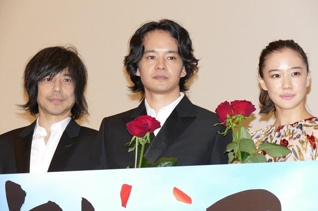 宮本浩次、主題歌提供した「宮本から君へ」舞台挨拶にサプライズ登場！赤いバラを手に