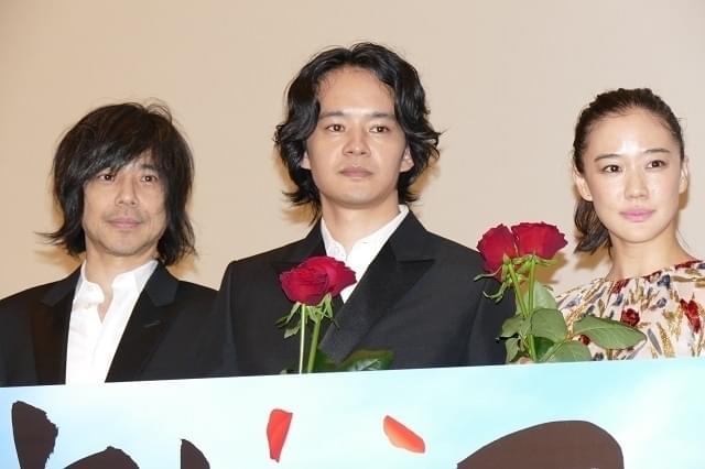 宮本浩次、主題歌提供した「宮本から君へ」舞台挨拶にサプライズ登場！赤いバラを手に