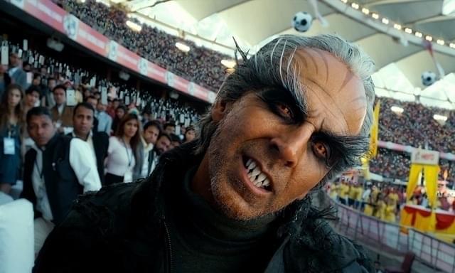 スマホを操りチッティの前に立ちはだかる、 アクシャイ・クマール演じるパクシ