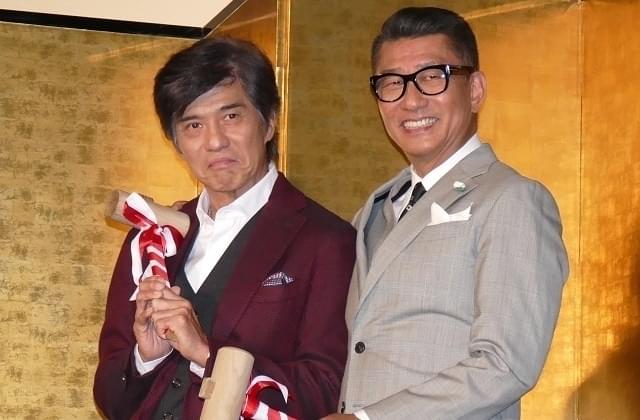 大ヒットを喜ぶ中井貴一と佐藤浩市