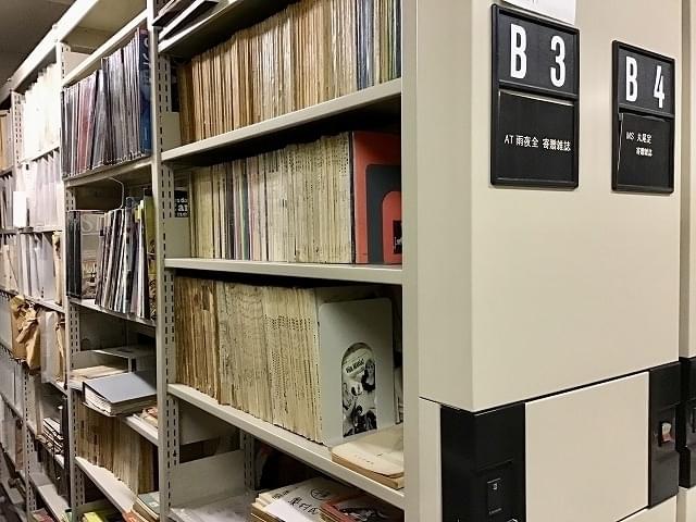 当館図書室の書庫には、雨夜さんの寄贈 雑誌のための棚がある