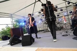 新田真剣佑＆北村匠海がボーカル＆ギター演奏で挑んだ音楽フェスシーン！ W主演作、メイキング写真