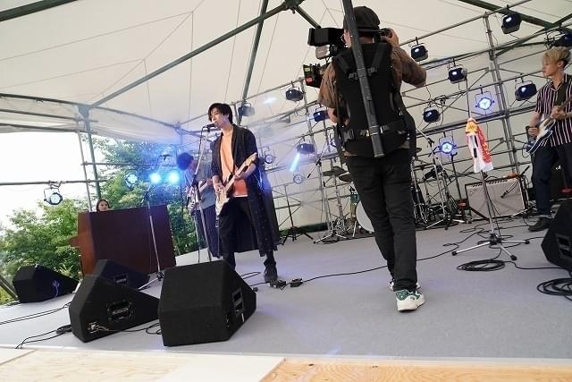 新田真剣佑＆北村匠海がボーカル＆ギター演奏で挑んだ音楽フェスシーン！ W主演作、メイキング写真