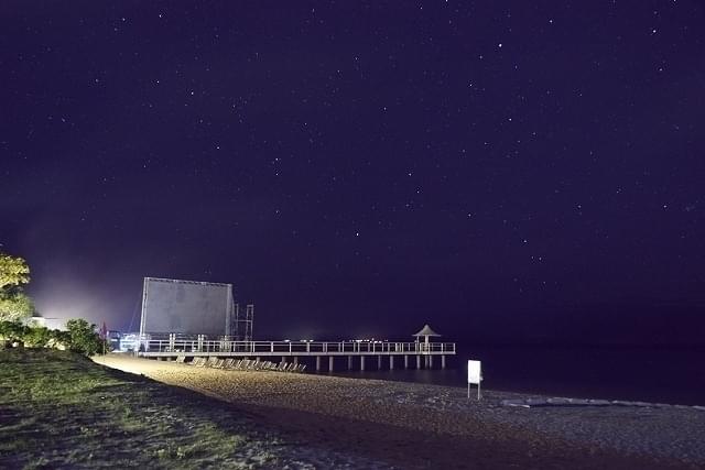 400インチの特設スクリーンを設えたフサキビーチ