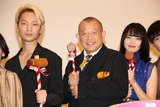 和気あいあいと舞台挨拶を盛り上げた 笑福亭鶴瓶、綾野剛、小松菜奈ら