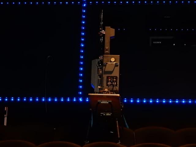 客席最後部に設置された映写機