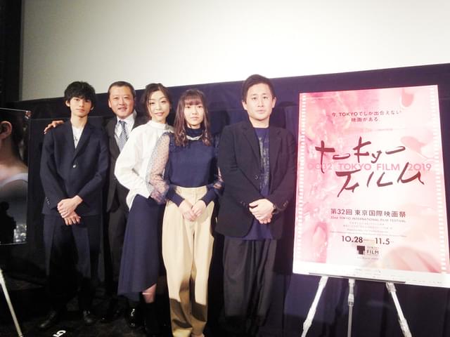 複雑な家庭事情の14歳の少女の葛藤と成長を描く