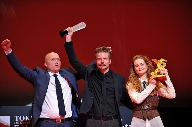 東京グランプリを獲得したデンマーク映画「わたしの叔父さん」フラレ・ピーダセン監督（中）