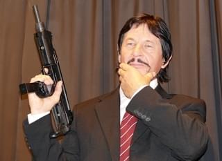 チャールズ・ブロンソンそっくり新人俳優が初来日、舞台挨拶で「うーん、マンダム」？