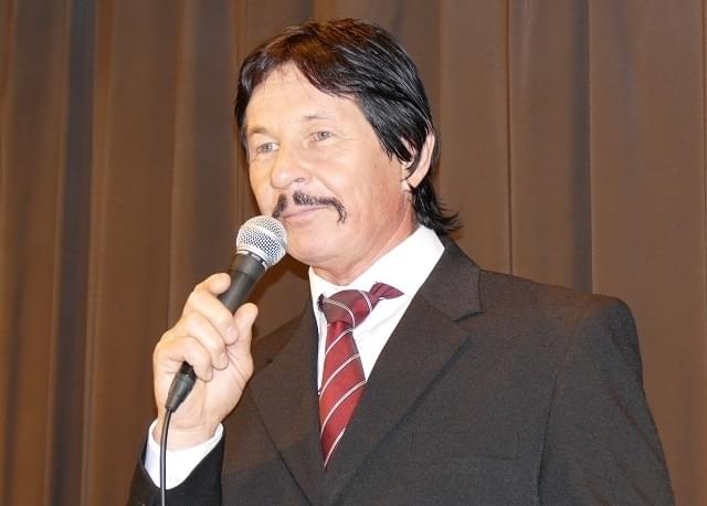 チャールズ・ブロンソンそっくり新人俳優が初来日、舞台挨拶で「うーん、マンダム」？