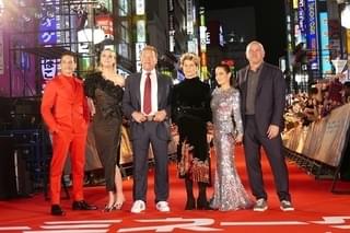 アーノルド・シュワルツェネッガー、歌舞伎町で太鼓をたたく！デデンデンデデン！