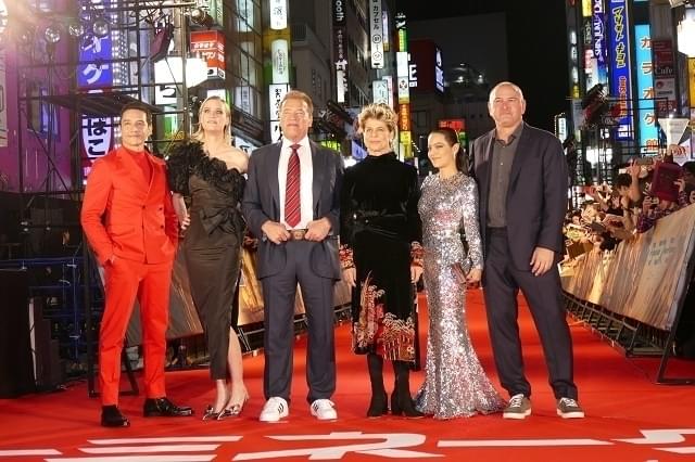 アーノルド・シュワルツェネッガー、歌舞伎町で太鼓をたたく！デデンデンデデン！