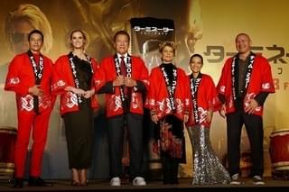 アーノルド・シュワルツェネッガー、歌舞伎町で太鼓をたたく！デデンデンデデン！