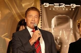 アーノルド・シュワルツェネッガー、歌舞伎町で太鼓をたたく！デデンデンデデン！