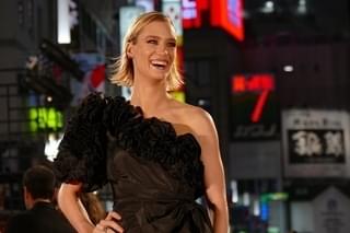 アーノルド・シュワルツェネッガー、歌舞伎町で太鼓をたたく！デデンデンデデン！