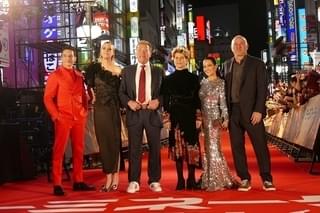 アーノルド・シュワルツェネッガー、歌舞伎町で太鼓をたたく！デデンデンデデン！