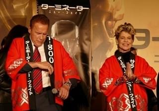 アーノルド・シュワルツェネッガー、歌舞伎町で太鼓をたたく！デデンデンデデン！