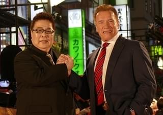 アーノルド・シュワルツェネッガー、歌舞伎町で太鼓をたたく！デデンデンデデン！