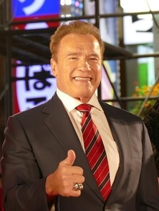 アーノルド・シュワルツェネッガー、歌舞伎町で太鼓をたたく！デデンデンデデン！