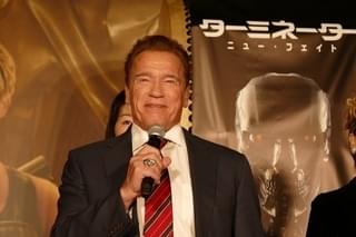 アーノルド・シュワルツェネッガー、歌舞伎町で太鼓をたたく！デデンデンデデン！