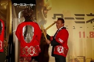 アーノルド・シュワルツェネッガー、歌舞伎町で太鼓をたたく！デデンデンデデン！