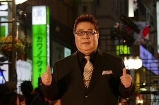 アーノルド・シュワルツェネッガー、歌舞伎町で太鼓をたたく！デデンデンデデン！