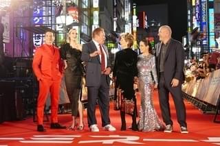 アーノルド・シュワルツェネッガー、歌舞伎町で太鼓をたたく！デデンデンデデン！