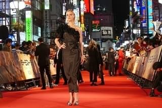 アーノルド・シュワルツェネッガー、歌舞伎町で太鼓をたたく！デデンデンデデン！