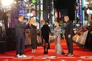 アーノルド・シュワルツェネッガー、歌舞伎町で太鼓をたたく！デデンデンデデン！