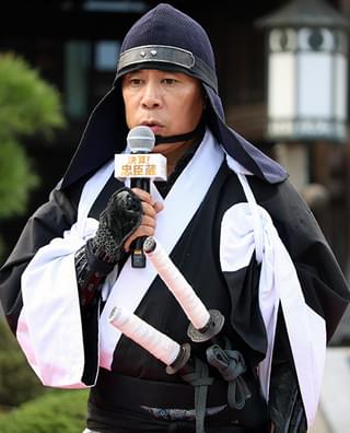 堤真一、大石内蔵助を墓参し「決算！忠臣蔵」ヒット祈願も「申し訳ありませんでした」