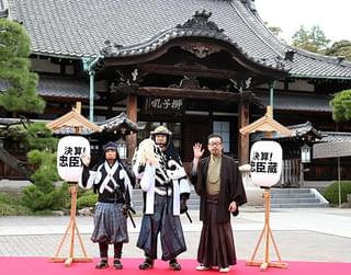 堤真一、大石内蔵助を墓参し「決算！忠臣蔵」ヒット祈願も「申し訳ありませんでした」