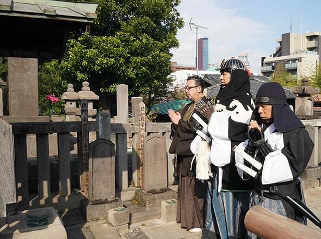 堤真一、大石内蔵助を墓参し「決算！忠臣蔵」ヒット祈願も「申し訳ありませんでした」