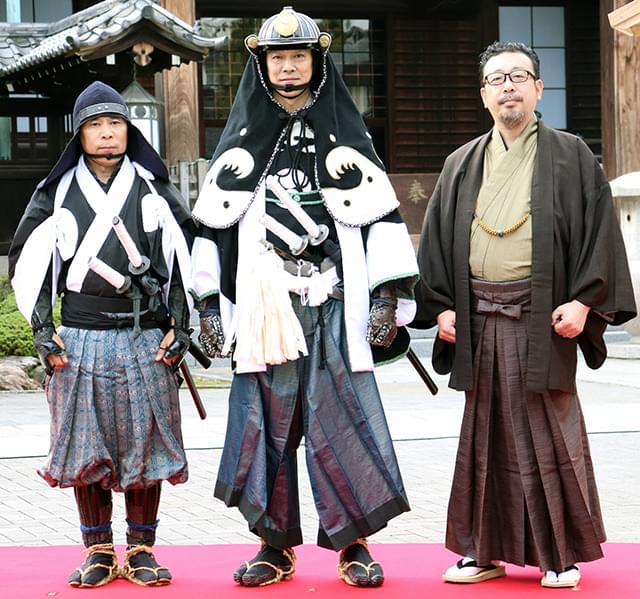 堤真一、大石内蔵助を墓参し「決算！忠臣蔵」ヒット祈願も「申し訳ありませんでした」