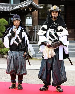 堤真一、大石内蔵助を墓参し「決算！忠臣蔵」ヒット祈願も「申し訳ありませんでした」