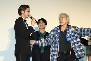 片寄涼太、橋本環奈を華麗にエスコート！サプライズ登場「GENERATIONS」の暴走には大慌て