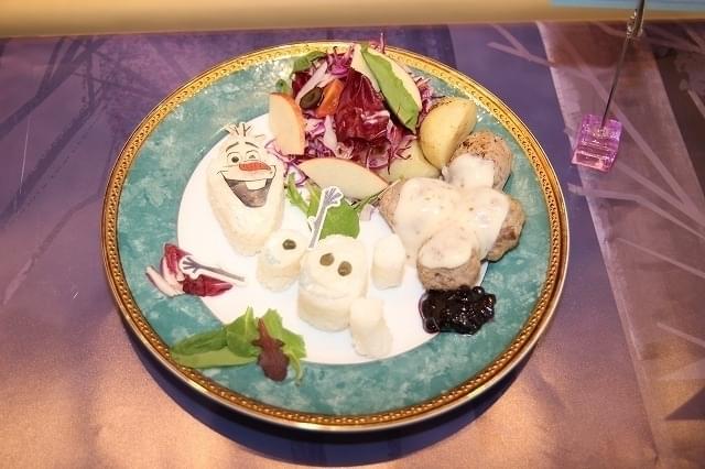 元気いっぱいなオラフをイメージしたフード