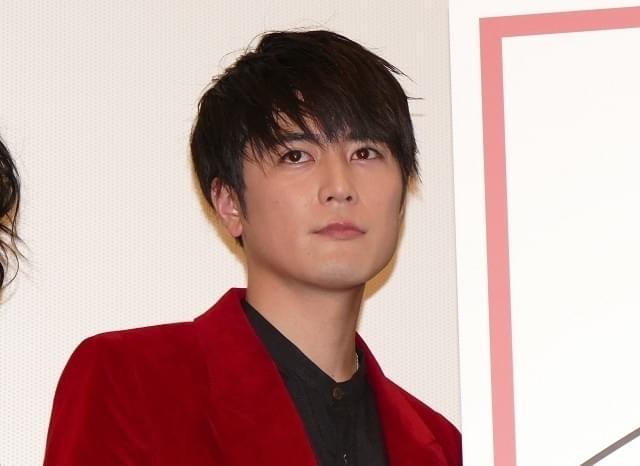 間宮祥太朗、左足骨折で松葉杖登壇「殺さない彼と死なない彼女と“折れてる僕”」と自虐