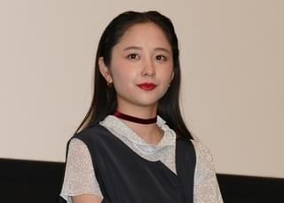 間宮祥太朗、左足骨折で松葉杖登壇「殺さない彼と死なない彼女と“折れてる僕”」と自虐