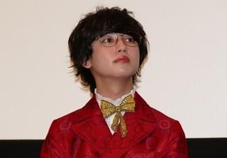 間宮祥太朗、左足骨折で松葉杖登壇「殺さない彼と死なない彼女と“折れてる僕”」と自虐