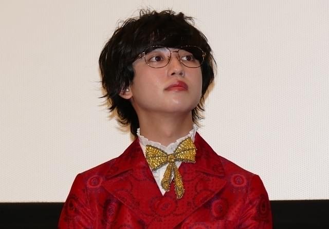 間宮祥太朗、左足骨折で松葉杖登壇「殺さない彼と死なない彼女と“折れてる僕”」と自虐