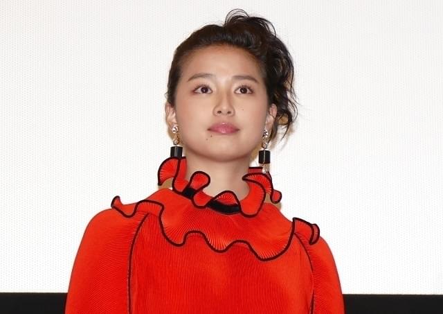 間宮祥太朗、左足骨折で松葉杖登壇「殺さない彼と死なない彼女と“折れてる僕”」と自虐