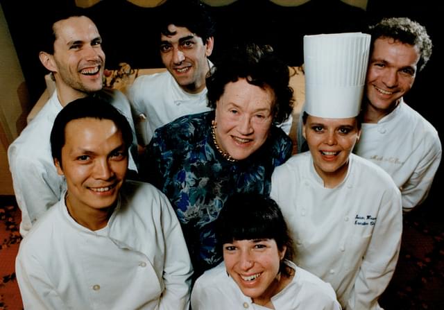 アメリカの家庭に親しまれた料理研究家ジュリア・チャイルド（中央）