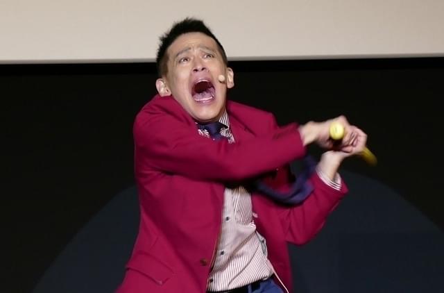 柳沢慎吾が「ひとりシャイニング」披露！ 237号室の老婆を熱演し、汗だく