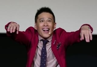 柳沢慎吾が「ひとりシャイニング」披露！ 237号室の老婆を熱演し、汗だく