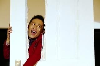 柳沢慎吾が「ひとりシャイニング」披露！ 237号室の老婆を熱演し、汗だく