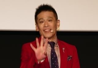 柳沢慎吾が「ひとりシャイニング」披露！ 237号室の老婆を熱演し、汗だく